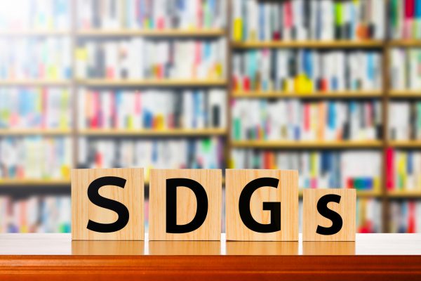 SDGsの頭文字と本棚